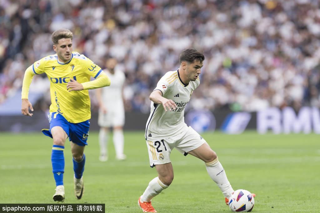 更显露出他 更显露出他