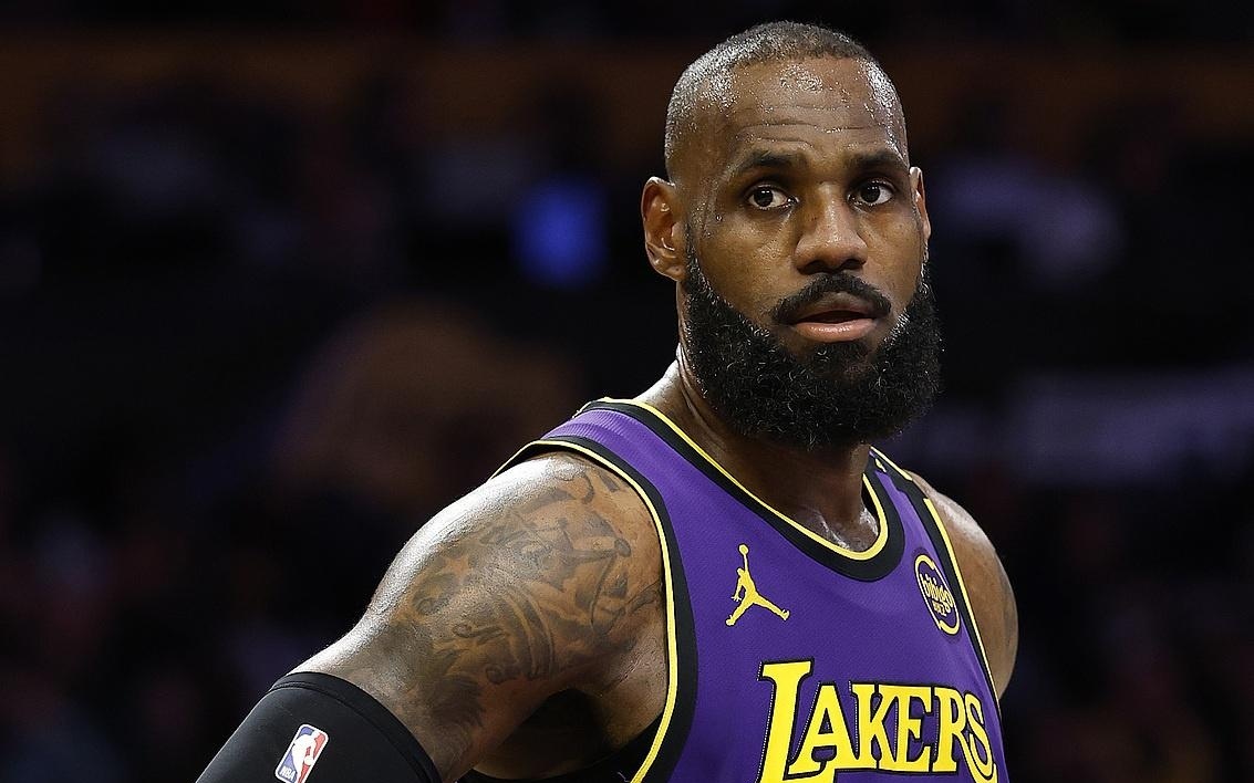 仅表现在他 仅表现在他